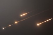 今日黄历伊朗以导弹齐射回应以色列的大规模袭击